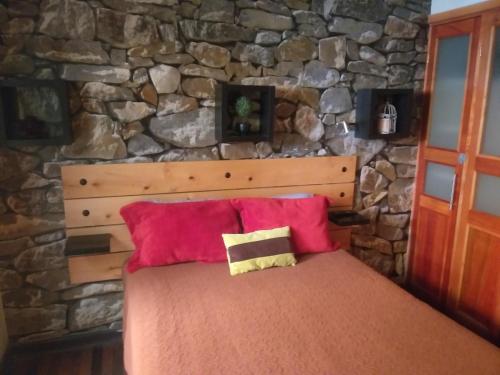 Кровать или кровати в номере Hostal La Casa del Puente