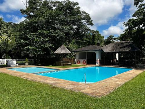 una piscina en el patio de una casa en Apt 66 Eden Wilds Umtamvuna Getaway, en Port Edward