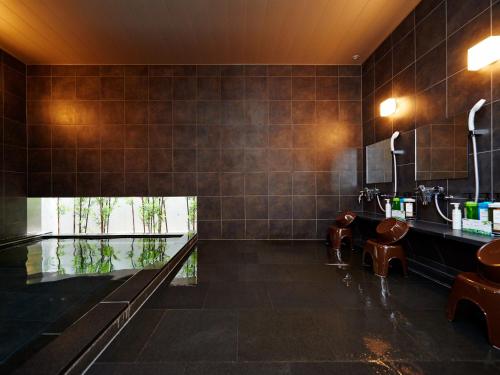 uma casa de banho com um lavatório e um espelho em Super Hotel Shinjuku Kabukicho em Tóquio