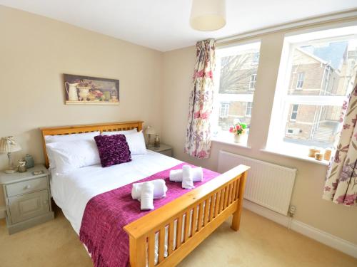 ein Schlafzimmer mit einem Bett mit zwei Handtüchern darauf in der Unterkunft Mariner's Rest in Weymouth