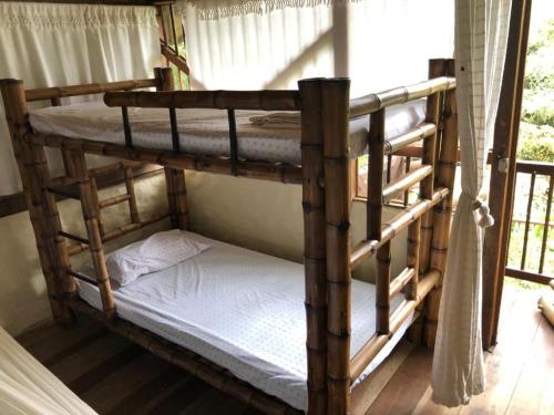 ペレイラにあるCabañita El Congolo-の二段ベッド2組が備わる客室です。