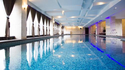 Bazén v ubytování Chengdu CYNN Hotel nebo v jeho okolí