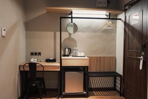 una pequeña cocina con encimera y mesa en Amigo Hotel en Miri