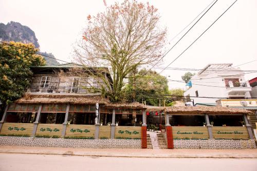 a building on the side of a street at Ha Giang Creekside Lodging and Tours in Ha Giang