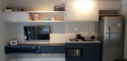 cocina con armarios azules y nevera en 68 Brand-new studio next to Paulista Av, fast wifi, en São Paulo