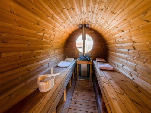 ein Holzzimmer mit zwei Bänken in einer Hütte in der Unterkunft Remouchamps Ecolodge Retreat in Sougné-Remouchamps