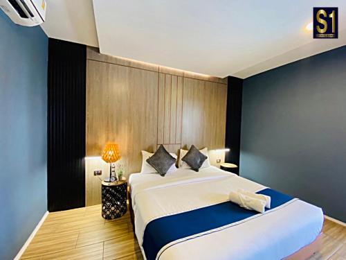 - une chambre avec un grand lit dans l'établissement S1 City Hotel Buriram, à Buriram