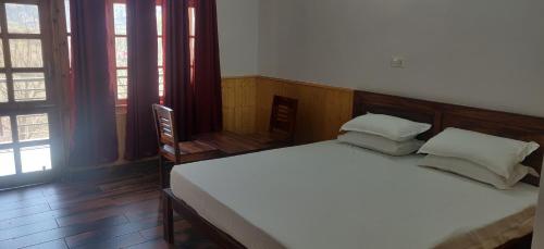 RohruにあるRansaar Valley Homestayのベッドルーム1室(白いシーツと枕のベッド1台付)