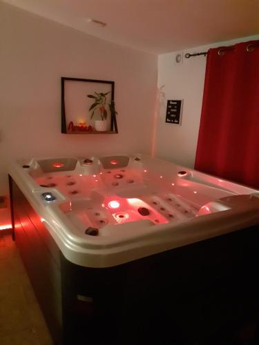 Cette chambre comprend une baignoire avec éclairage. dans l'établissement La chambre des songes, à Saze