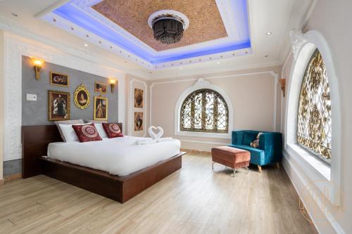 1 dormitorio con 1 cama grande y techo azul en KN Palace - Venuestay, en Ho Chi Minh