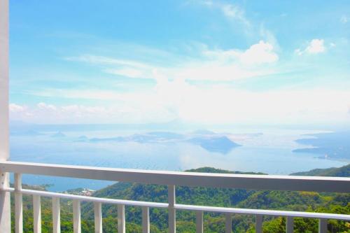ein Blick auf das Meer vom Balkon in der Unterkunft BREATHTAKING TAAL VIEW! TAGAYTAY WIND RESIDENCES MODERN SUITE 23F in Tagaytay