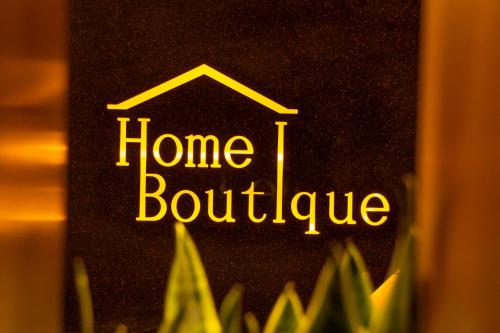 Et logo, certifikat, skilt eller en pris der bliver vist frem på Home Boutique Hotel