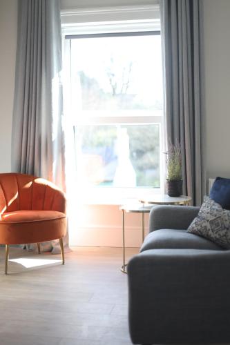 sala de estar con sofá y ventana en Crawford House- ScholarLee Living Apartments, en Cork