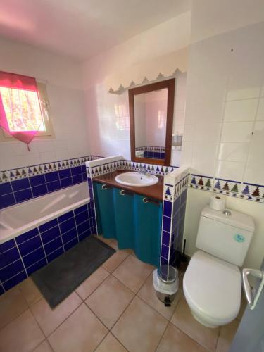 une salle de bain avec toilettes, lavabo et baignoire dans l'établissement PALM SPRING, au Gosier
