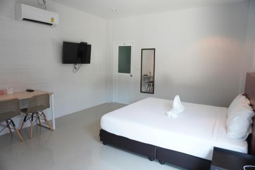 Een bed of bedden in een kamer bij กรณวรรณ รีสอร์ท