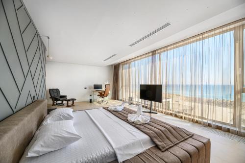 เตียงในห้องที่ Seascape Villa