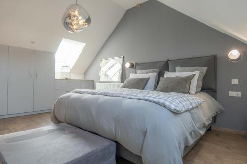 een slaapkamer met een groot bed op zolder bij Charmes en Chambertin in Gevrey-Chambertin