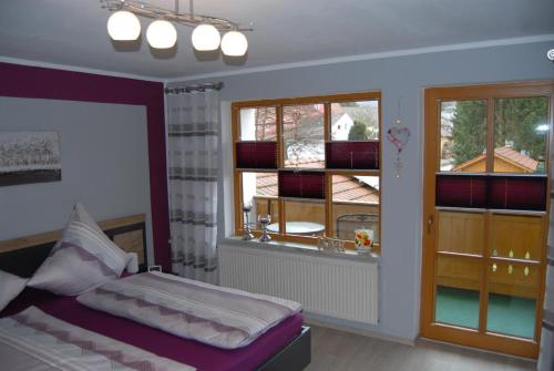 1 dormitorio con cama y ventana en Fewo Böhmerwaldblick en Waldmünchen