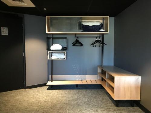 a room with a bed and a desk and a shelf at ibis Styles Dreux Centre Gare in Dreux