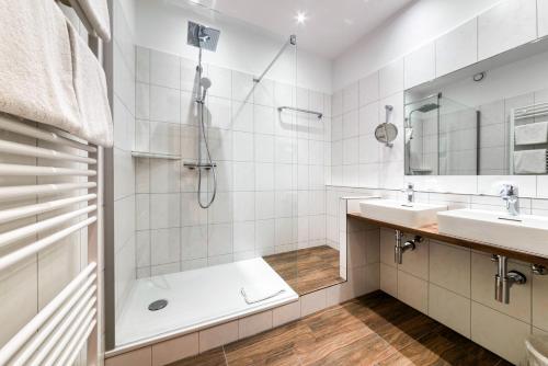 bagno con doccia, vasca e lavandino di Hotel Krone a Rielasingen-Worblingen