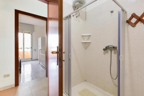 uma casa de banho com um chuveiro e uma porta de vidro em Villa Marina by BarbarHouse em Torre Lapillo