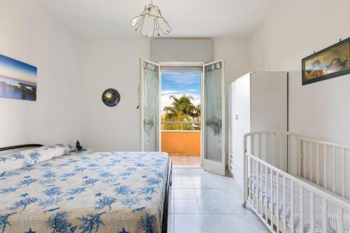 um quarto com uma cama e uma porta de vidro deslizante em Villa Marina by BarbarHouse em Torre Lapillo