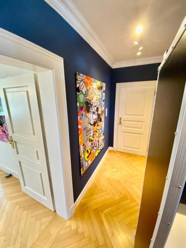 a hallway with a door and a painting on the wall at Villa am Steinhuder Meer App Suite-La Fleur-mit Pantry Küche, Luftreinigungssystem, Garten, WLAN in Steinhude