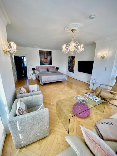 a large living room with a couch and a bed at Villa am Steinhuder Meer App Suite-La Fleur-mit Pantry Küche, Luftreinigungssystem, Garten, WLAN in Steinhude