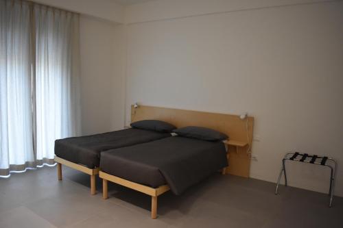 ein Schlafzimmer mit einem Bett mit schwarzen Kissen darauf in der Unterkunft GiaChi friendly studios a Ballarò in Palermo