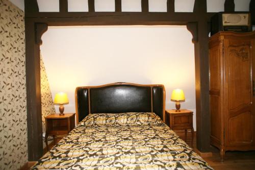 a bedroom with a bed and two lamps on tables at Aparthotel Stora Antis in Klaipėda