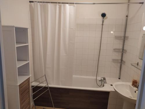 La salle de bains est pourvue d'une douche, d'une baignoire et d'un lavabo. dans l'établissement T2Bis Cosy avec 6 couchages - 100m de la mer, à La Rochelle