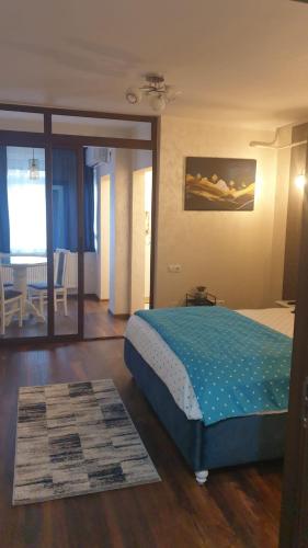a bedroom with a bed and a living room at Laguna Apartament in Brăila