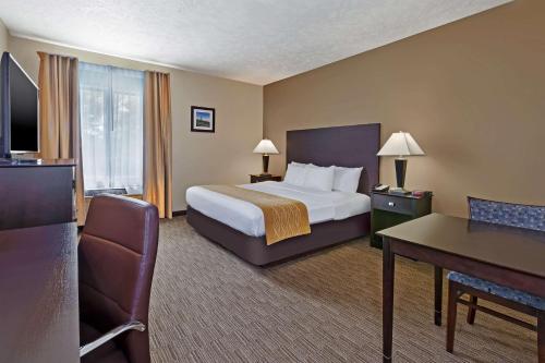 A bed or beds in a room at Comfort Inn Whitehall near Michigan's Adventure