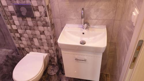 Koupelna v ubytování Andromeda Appartments - View to the Olympus