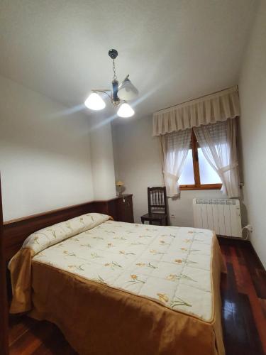 - une chambre avec un lit et un ventilateur de plafond dans l'établissement APARTAMENTO POCO TRIGO EN POTES, à Potes