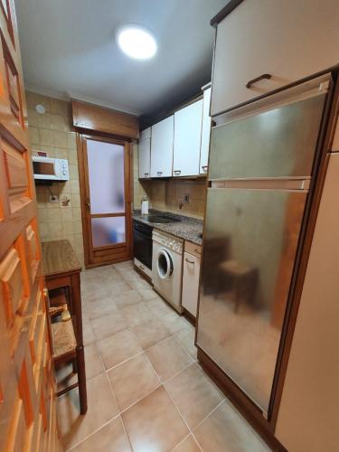 La cuisine est équipée d'un réfrigérateur et d'un lave-vaisselle. dans l'établissement APARTAMENTO POCO TRIGO EN POTES, à Potes