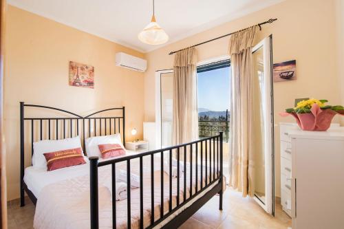 1 dormitorio con cama y ventana grande en Country House Marmaro, en Mármaron