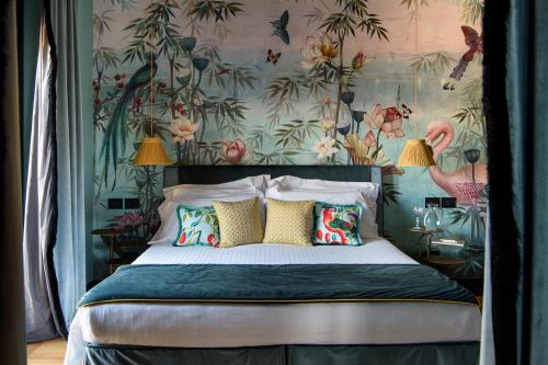 um quarto com uma cama com papel de parede floral em Velona's Jungle Luxury Suites em Florença