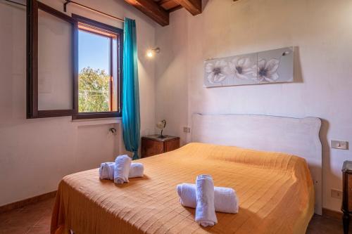a bedroom with a bed with towels on it at Villa Mafaradda a pochi passi dal Mare in Custonaci