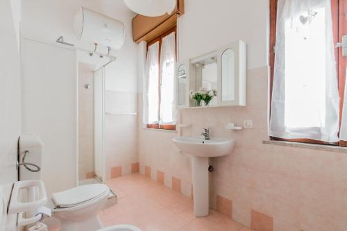 Ένα μπάνιο στο Terre di mare near the sandy beach with pool, parking & wifi