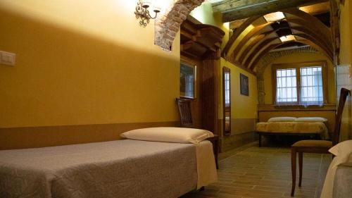 sypialnia z 2 łóżkami w pokoju z żółtymi ścianami w obiekcie Wendy luxury apartment w Wenecji