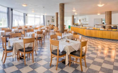 Corali Hotel tesisinde bir restoran veya yemek mekanı