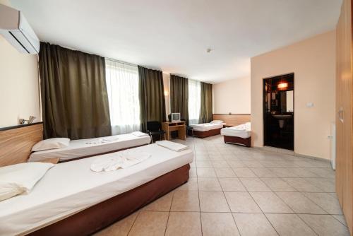 una habitación de hotel con 2 camas en una habitación en Hotel Varly Bryag en Burgas