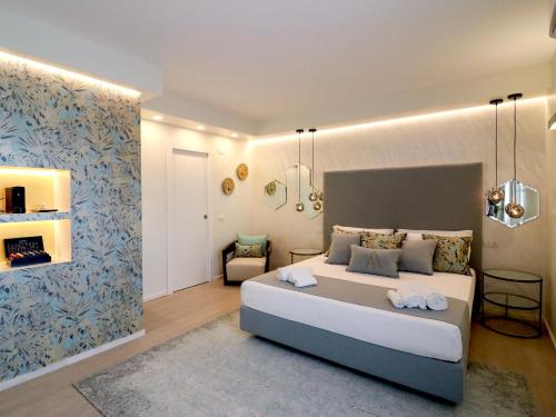 una camera con un grande letto di Double A Luxury Room a Olbia