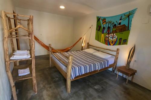 ウルラにあるUrla Surf Houseのベッドルーム1室(二段ベッド1組、はしご付)