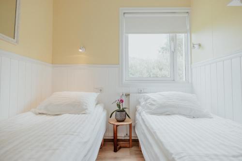 Giường trong phòng chung tại Brúnastaðir Holiday Home