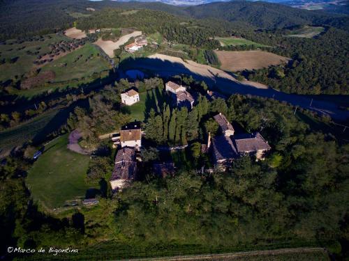 una vista aérea de una casa en una colina en Case Di Gello, en Montecatini Val di Cecina