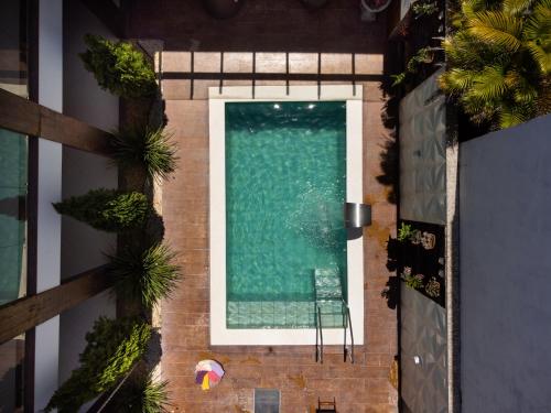 an overhead view of a swimming pool in a building at Pousada Buriti in Itaúnas