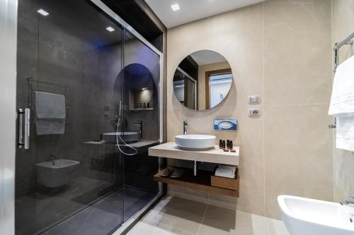 A bathroom at Hotel Liola'