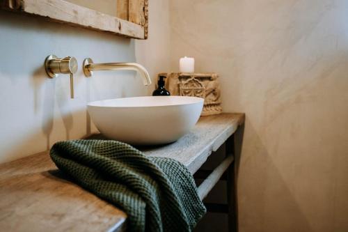 baño con lavabo blanco en la encimera en Olive Grove Winton, en Winton